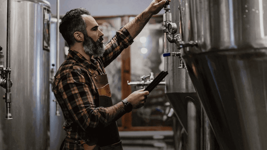 Brasserie belga tradizionale: vasche di fermentazione e bottiglie di birra artigianale