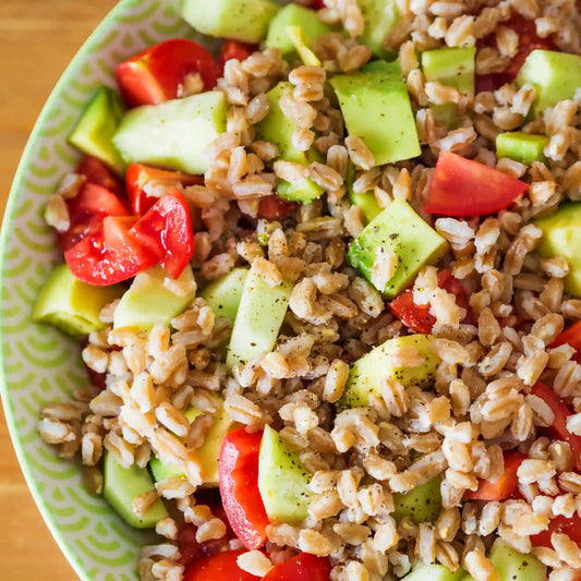 Insalata di farro con verdure grigliate e birra artigianale alle erbe