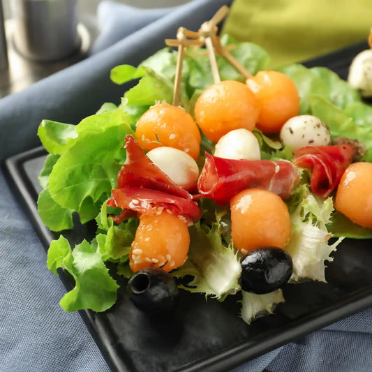 Spiedini freddi melone, mozzarella e bresaola con IPA