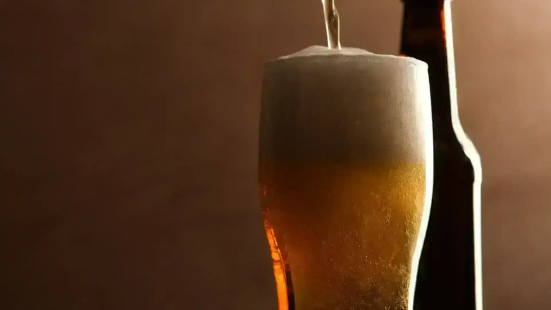 Birra artigianale italiana craft beer bicchiere con schiuma cremosa