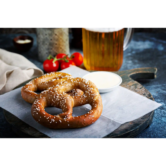 Bretzel fatti in casa con salsa al formaggio e birra Bitter