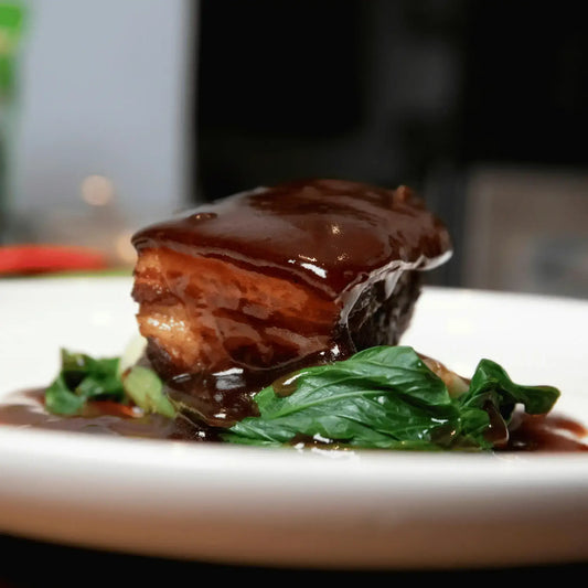Mit Bier geschmorte Schweinenackenkrone