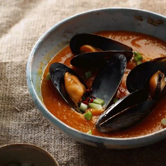 Zuppa fredda di cozze e birra Weizen con crostini all'aglio